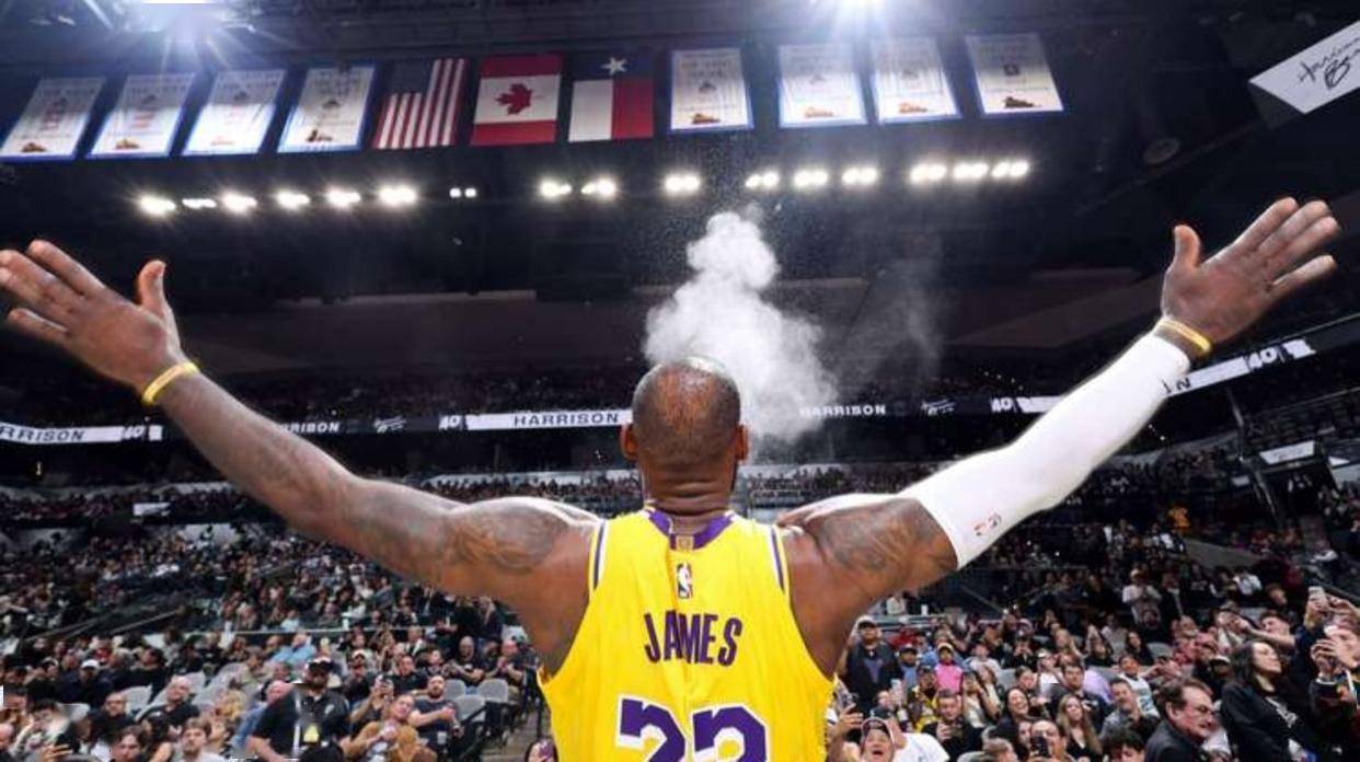 弗里克：拉菲尼亚回归对球队非常利好，我们仍有需要改进之处（弗里克：拉菲尼亚复出利好球队，但我们仍需提升）