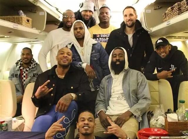 詹姆斯篮下强打稳定胜局（詹姆斯内线强攻锁定胜利）